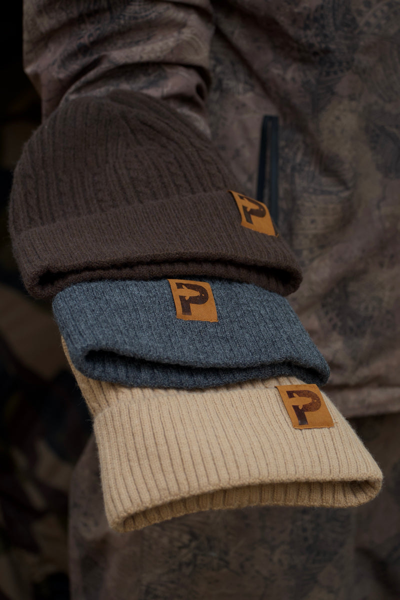 P Mütze in Braun, Grau und Beige übereinander, jeweils mit P-Patch